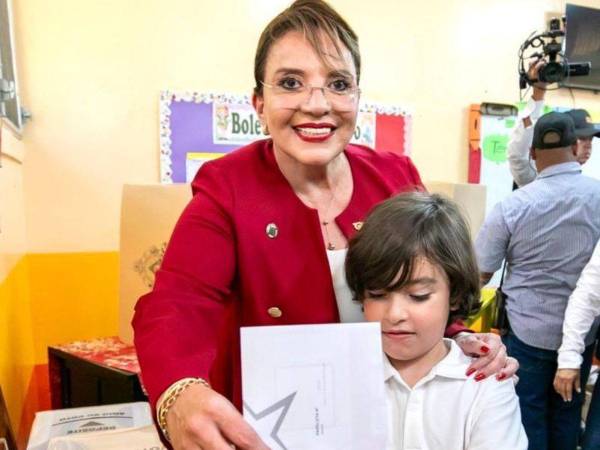 Xiomara Castro y Manuel Zelaya ejercen el sufragio en Catacamas.