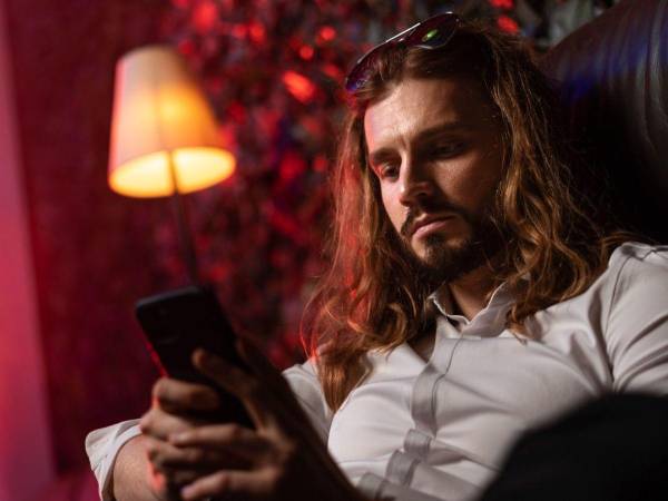 La aplicación simula ser una aplicación de citas para robar información de los usuarios