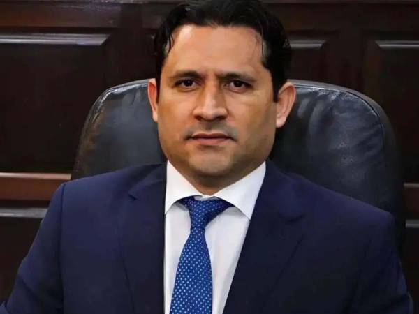 El exmagistrado del Tribunal de Justicia Electoral (TJE), Mario Morazán, denunció ante el Ministerio Público presuntas irregularidades en la votación del Congreso Nacional que culminó con su destitución.