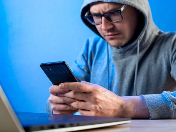 Ciberdelincuentes engañan al chatbot Grok de X para difundir enlaces de phishing