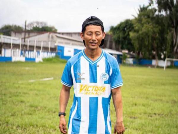 Shin Fujiyama visitó las instalaciones del Victoria donde fue sorprendido con importante regalo. Esto le obsequiaron. Fotos: Cortesía.