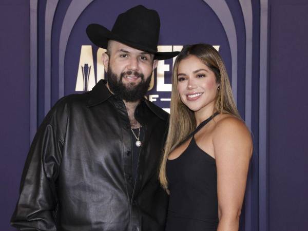 El cantante Carin León y su novia Mey Zuñiga.