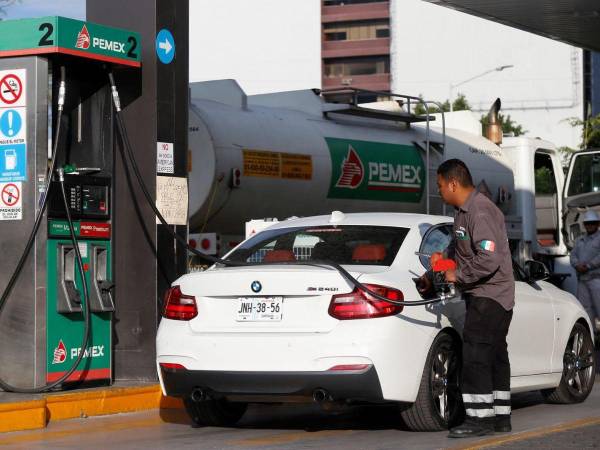 Trabajadores de Pemex surten combustible en una gasolinera de la ciudad de Guadalajara, estado de Jalisco (México). Imagen de archivo.