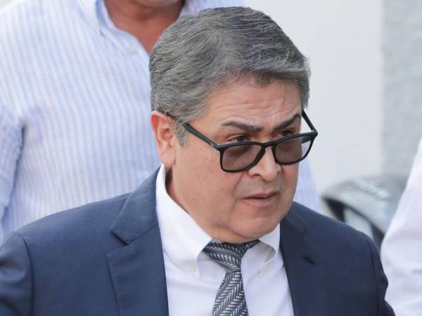 Un juez ha dictado un sobreseimiento definitivo a favor del expresidente Juan Orlando Hernández en el caso Pandora II, en el que se le acusaba de fraude y lavado de activos.