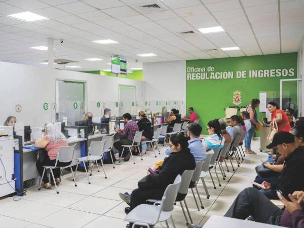 Contribuyentes en una oficina de recaudación de impuestos en San Pedro Sula.