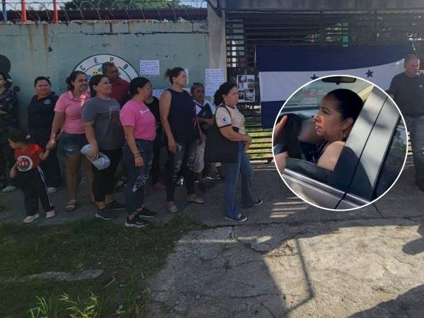 Padres de familia protestando frente al kínder Josefa Lastiri en el barrio Barandillas de San Pedro Sula.