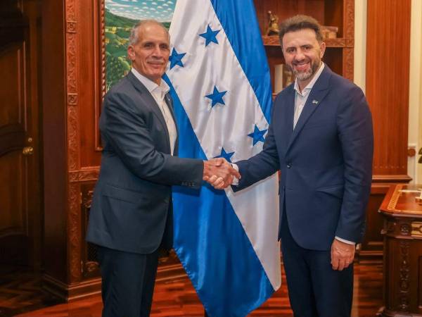 Nasry Asfura, presidente de Honduras, con Erasmo Carlos Battistella, presidente ejecutivo de la empresa brasileña Be8.