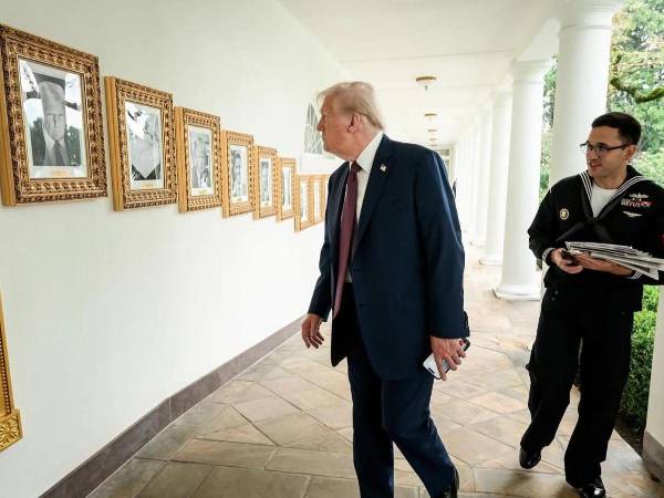 Trump observa su foto durante la instalación de la galería de los 47 presidentes estadounidenses en la Casa Blanca.