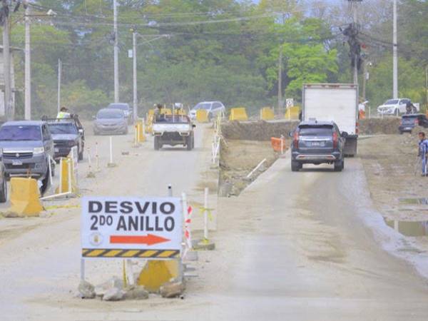 La construcción de la rotonda en la intersección entre la carretera a Los Cármenes y las colonias Los Naranjos y Santa Marta está generando caos vehicular.