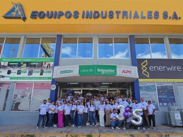 Colaboradores de Equipos Industriales durante la celebración del 35 aniversario. Tres décadas y media de historia, calidad y un compromiso inquebrantable con Honduras y su gente.