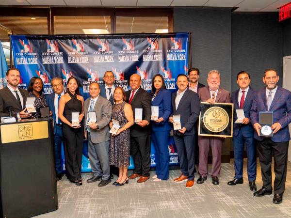 El alcalde Robero Contreras junto a los participantes en la cumbre, que también recibieron sus premios.