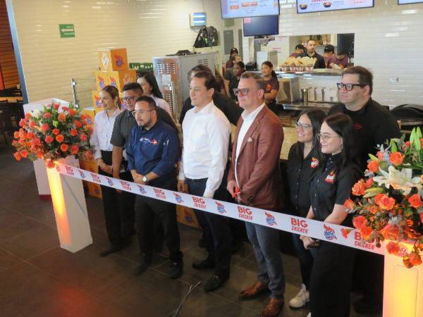 La cadena estadounidense Big Chicken inauguró su primera sucursal en San Pedro Sula, ubicada en Plaza Masdeval, marcando su ingreso oficial al mercado hondureño.