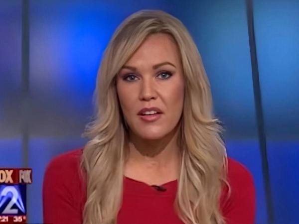 Angelynn Mock, una exconductora de FOX noticias en St. Louis, fue arrestada y acusada de asesinato en primer grado tras presuntamente apuñalar y matar a su madre, Anita Avers, de 80 años, el 31 de octubre de 2025, en Wichita, Kansas.