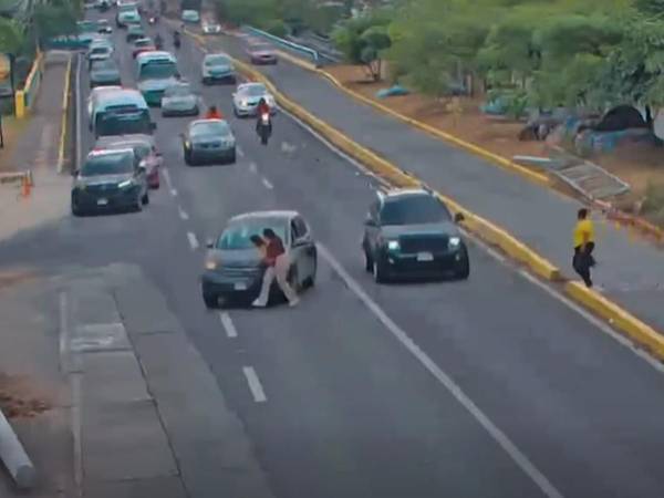 Dos mujeres fueron atropelladas por una camioneta cuando cruzaban el bulevar Suyapa. El accidente quedó registrado por las cámaras del SNE 911.