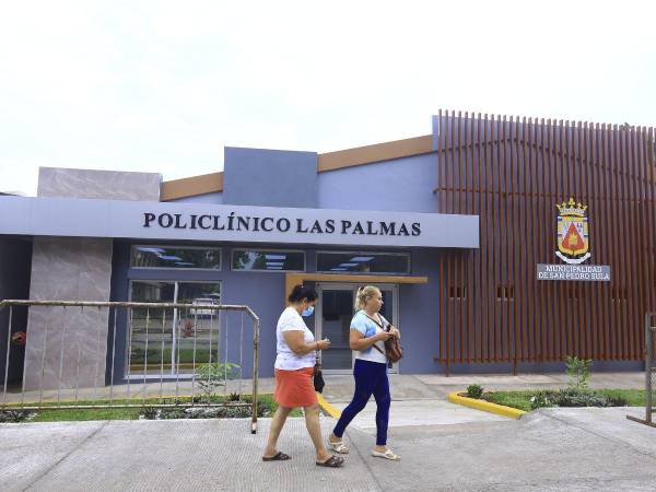 El policlínico municipal está ubicado en el predio donde está ubicado el macrodistrito Las Palmas, en el barrio de mismo nombre.