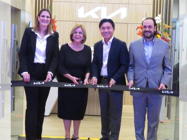 Modernas instalaciones fueron inauguradas por Steve Lee y la distinguida dama Delmy Jaar junto a sus hijos, realizaron el corte de cinta y el brindis de honor.