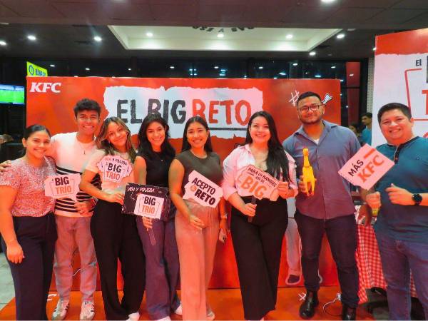 El equipo de Grupo Comidas celebró con entusiasmo el lanzamiento del Big Trío, en las instalaciones del KFC en la avenida Circunvalación de San Pedro Sula.