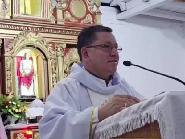 El padre Sandro Aguilar durante la homilía dominical.