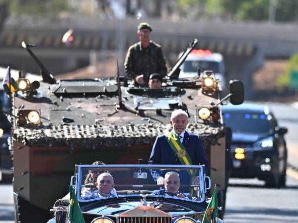El presidente de Brasil, Luiz Inácio Lula da Silva, durante el desfile del Día de la Independencia, este domingo en Brasilia.