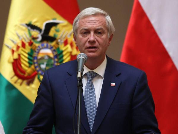 El presidente de Chile, José Antonio Kast, habla en un evento de firma de protocolos y declaraciones conjuntas con el presidente de Bolivia, Rodrigo Paz, este viernes en La Paz (Bolivia).