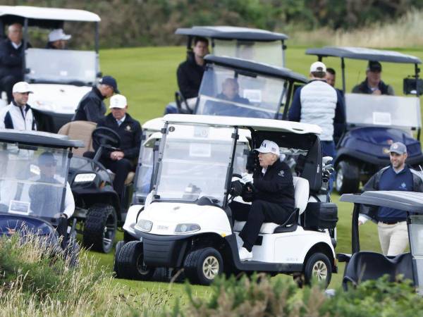 Trump inauguró un nuevo campo de golf en su visita a Escocia.