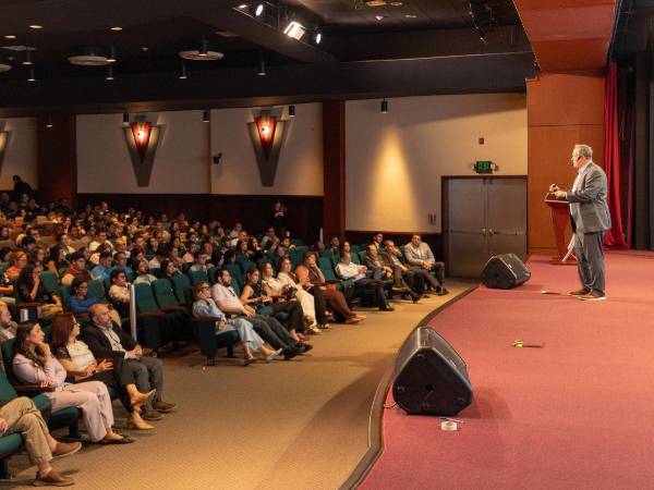 Stephen M. R. Covey, referente mundial en liderazgo y autor del bestseller: La velocidad de la confianza, compartió con la comunidad universitaria de USAP la conferencia “Confianza e Innovación: El Acelerador Oculto”, enfocada en el papel de la confianza como impulsora del liderazgo y la innovación.
