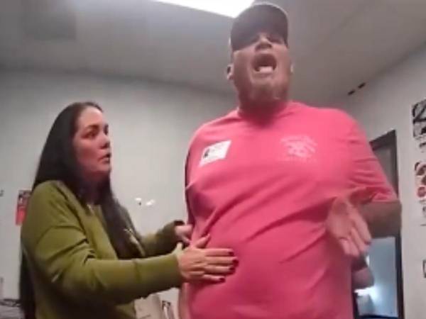 La oficial de seguridad escolar sufrió conmoción cerebral en altercado con padres en Florida.