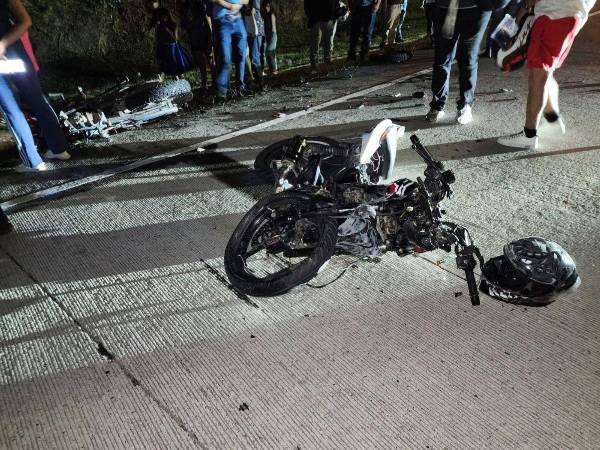 Tras el impacto, personas que se encontraban en el lugar intentaron auxiliarlo, pero lamentablemente ya no presentaba signos vitales.