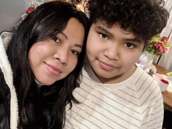 Una madre soltera hondureña identificada como Ingrid García relató que luego de pasar un tiempo maravilloso con su familia en Honduras, tras más de una década sin poder verlos, intentó volver a Estados Unidos junto a su hijo de 13 años. Sin embargo, migración en Honduras no se los permitió.