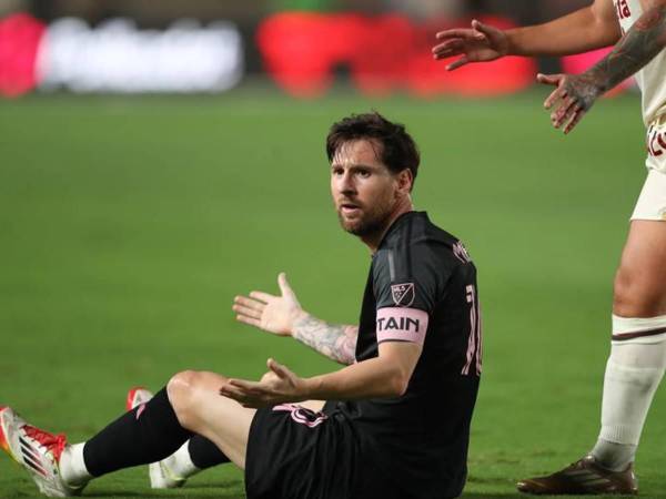 Lionel Messi se queja de una falta durante el duelo Universitario de Deportes vs Inter Miami.