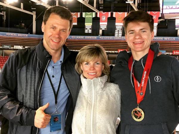 Maxim Naumov y sus padres Evguenia Shishkova y Vadím Naumov, tres de los 67 muertos del vuelo 5342 de American Airlines que se accidentó cuando iba a aterrizar en el aeropuerto Ronald Reagan de Washington.