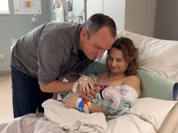 Gypsy Rose con su hija Aurora Urker en brazos.