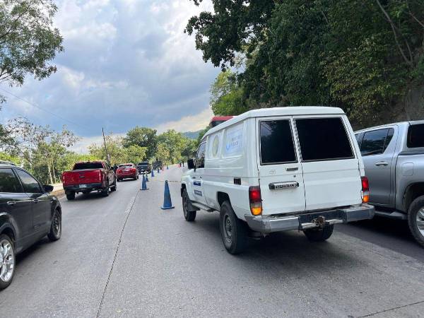 Al lugar se hicieron presentes autoridades de medicina forense para realizar el levantamiento.