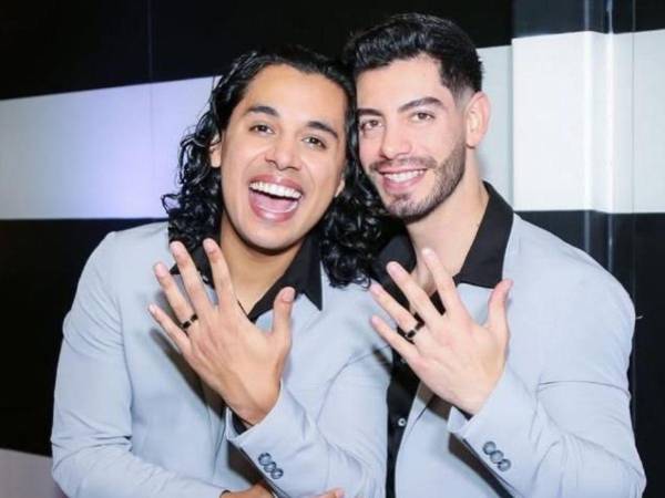 Jhonny Caz y su esposo Jonathan Bencomo.