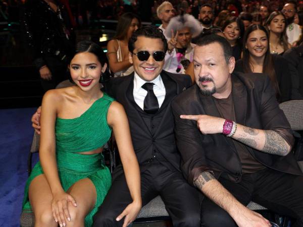 Pepe Aguilar, su hija Ángela y su yerno Chrisrian Nodal.