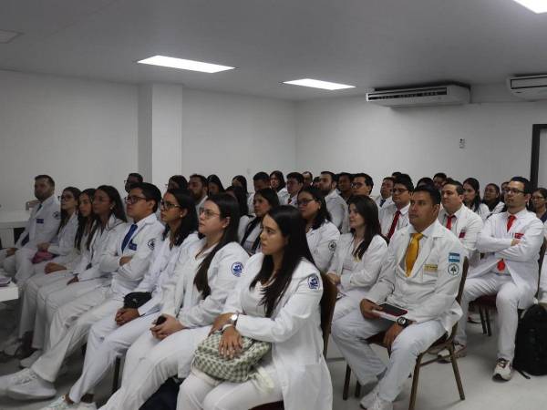 Residentes de primer año en una reunión en diciembre 2025 en el hospital Mario Catarino Rivas.
