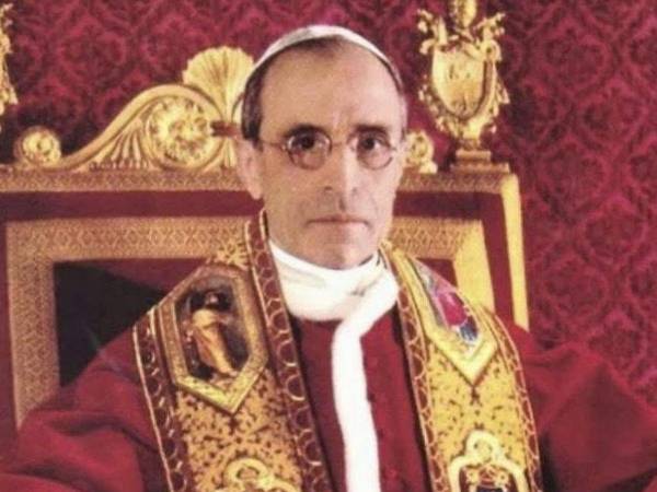 El funeral del papa Pío XII, ocurrido en octubre de 1958, tuvo un accidentado desenlace: el pontífice explotó. Su fallecimiento se produjo tras sufrir dos derrames cerebrales, y a partir de ahí su médico comenzó a experimentar una polémica técnica de embalsamiento, que, según él, allanaría el camino del difunto papa hacia la santidad.