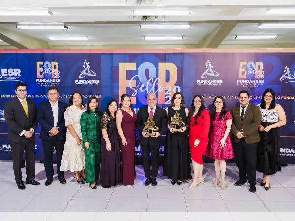 Representantes de Grupo Salinas Honduras reciben el Sello Fundahrse de Empresa Socialmente Responsable, un reconocimiento a su compromiso con el desarrollo económico, social y ambiental del país.