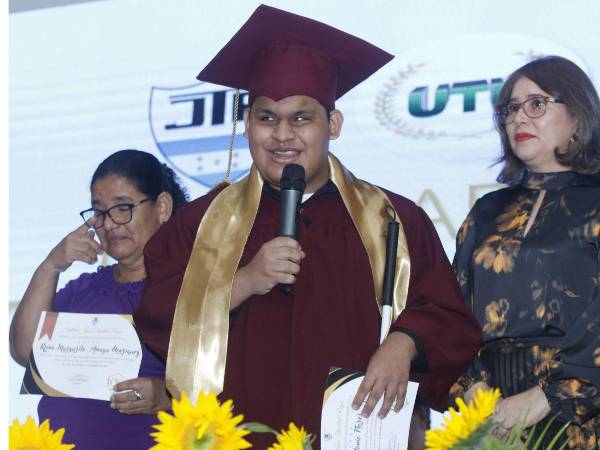 Marcelo Antonio Flores Amaya agradece a Dios y su familia por su logro académico.