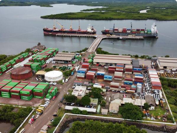 La llegada de un solo barco con 980 contenedores terminó de colapsar el puerto de Henecán que solo cuenta con dos maquinarias y una de ellas estaba en mal estado.