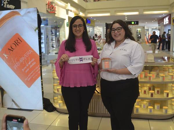 Claudette Kattán, jefe de Mercadeo de Multiplaza San Pedro Sula y Sara Gutiérrez, representante de la marca Kaori durante la inauguración del primer kiosco en la ciudad.