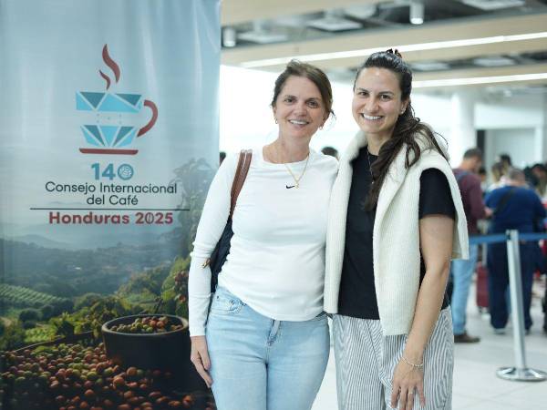 Dos delegadas que participan en la Asamblea General de la Organización Internacional del Café a su llegada al aeropuerto Internacional Ramón Villeda Morales