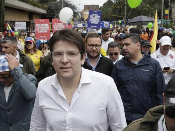 El precandidato presidencial y senador colombiano Miguel Uribe Turbay, permanece hospitalizado tras ser gravemente herido con dos disparos en la cabeza en un atentado.