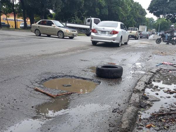 Antes de llegar a la 12 calle, en la trocha que va de norte a sur, los vecinos han colocado esta llanta porque el hoyo que se ha formado con las lluvias de los últimos días, es enorme.