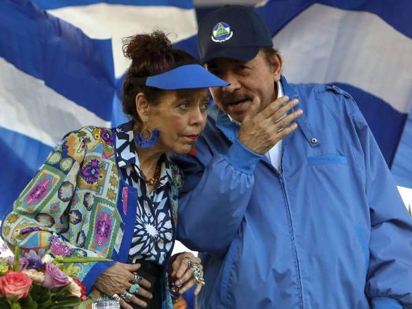 Daniel Ortega, presidente de Nicaragua, junto a su esposa Rosario Murillo.