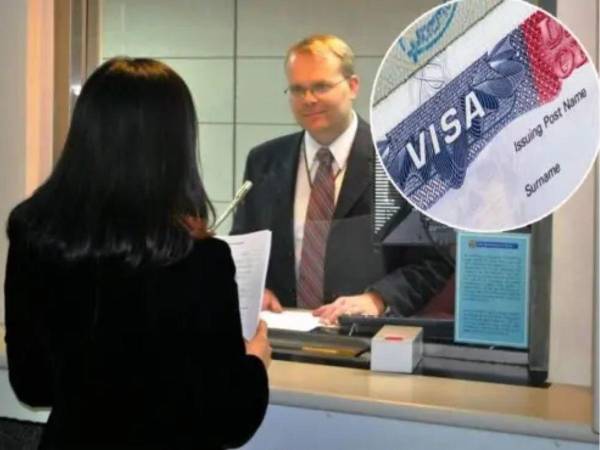 Cónsul desde una ventanilla durante un trámite consular.