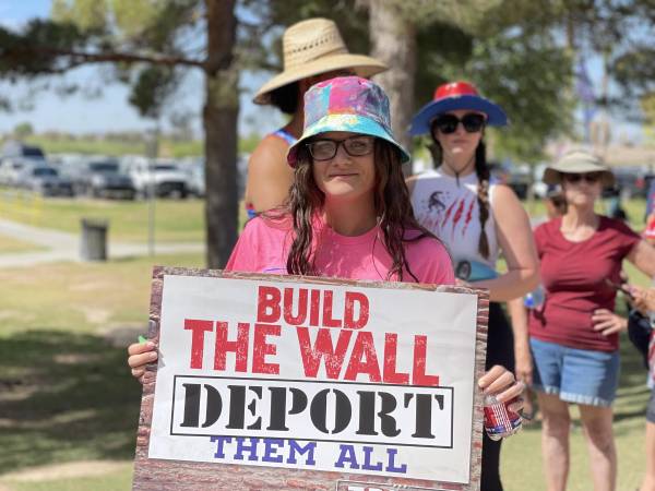 Una mujer sostiene un cartel durante un evento de campaña del expresidente y candidato a la presidencia de los Estados Unidos, Donald Trump, en el que pide deportar a los migrantes y construir el muro.