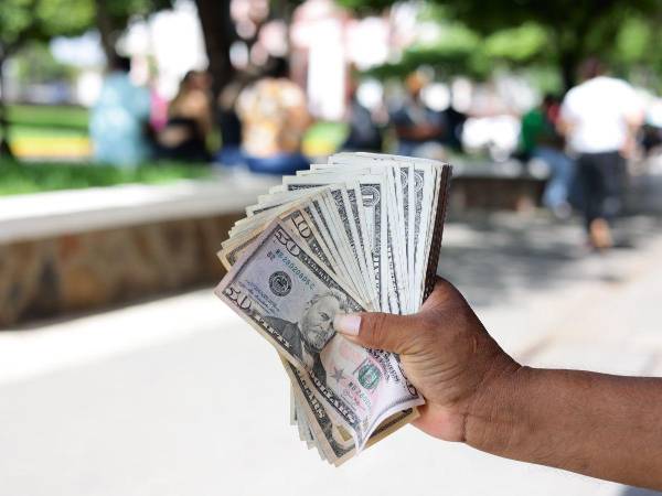 Empresarios y ciudadanía en general adquieren dólares para ahorro y hacer el pago de productos y servicios.