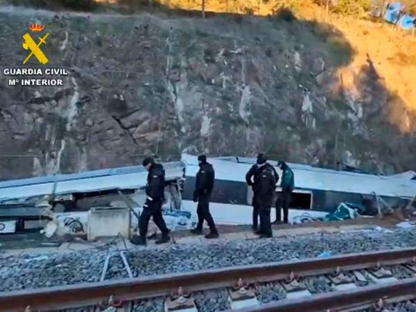 Imágenes de la búsqueda de evidencias que puedan servir para la identificación de víctimas e investigación del accidente ferroviario en Adamuz (Córdoba)