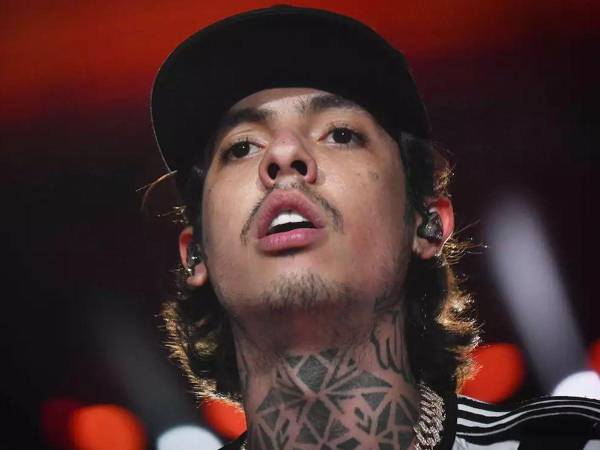 El cantante de corridos tumbados fue amenazado con una narcomanta en la que se le acusa de apoyar a un grupo criminal.